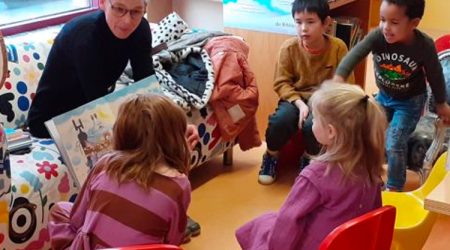 Bibliotheek voorleeshalfuurtje
