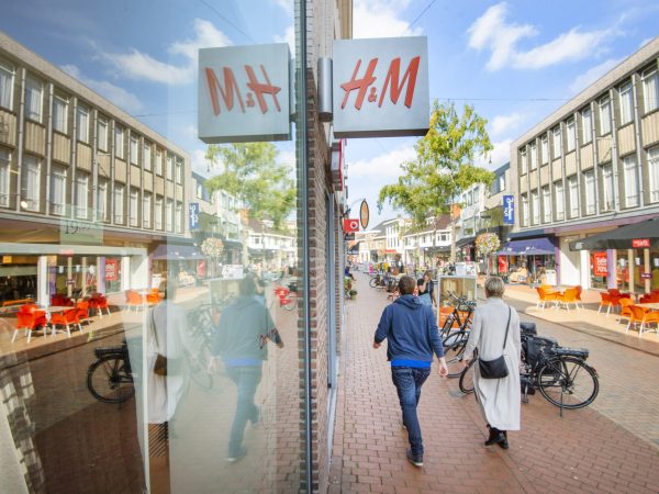 Drachten.
foto van winkelende mensen in de winkelstraat. FOTO: MARCEL VAN KAMMEN